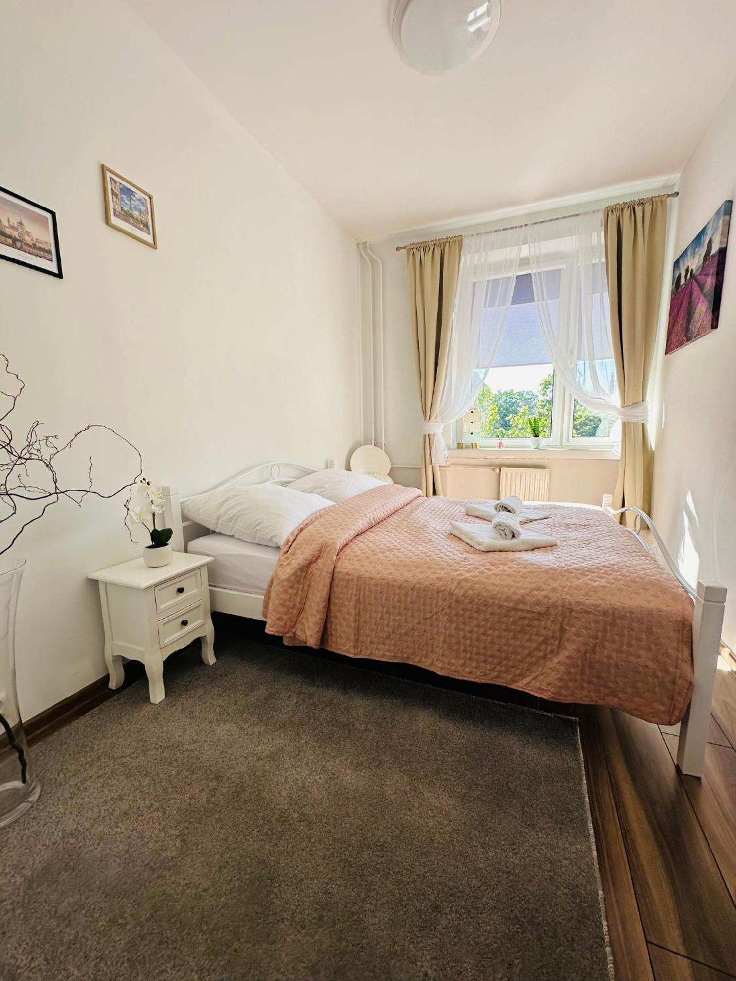 City Apartment Czestochowa Centrum 2-Bedroom ภายนอก รูปภาพ